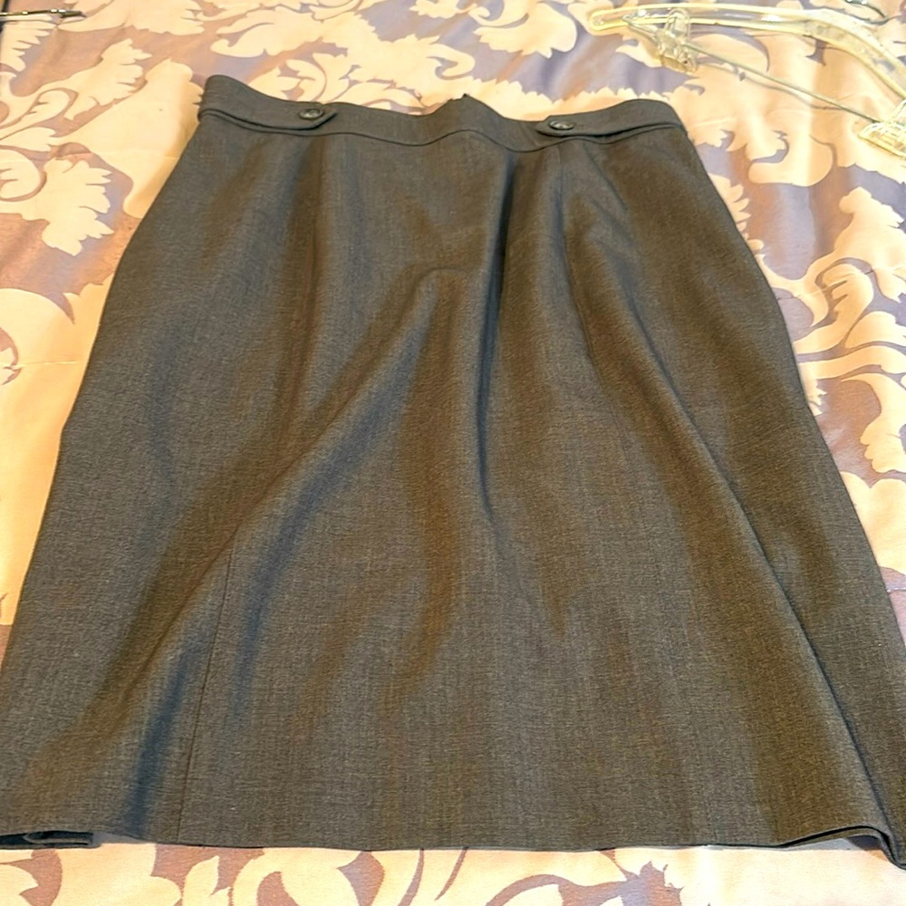 Beautiful business attire skirt skirt. Look at the waist detail.